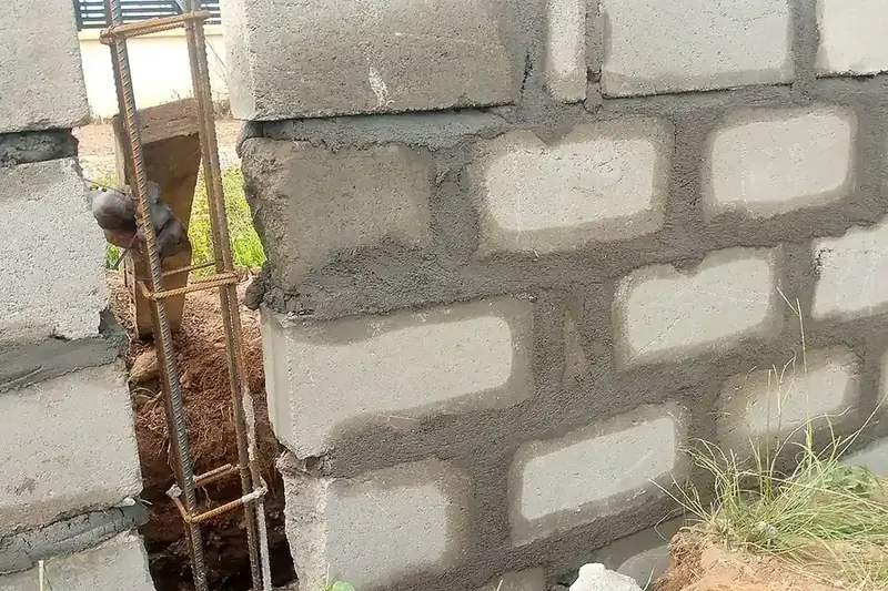 Konstruksi dinding pagar batako press kokoh dengan kolom praktis pengaku pembagi beban angin