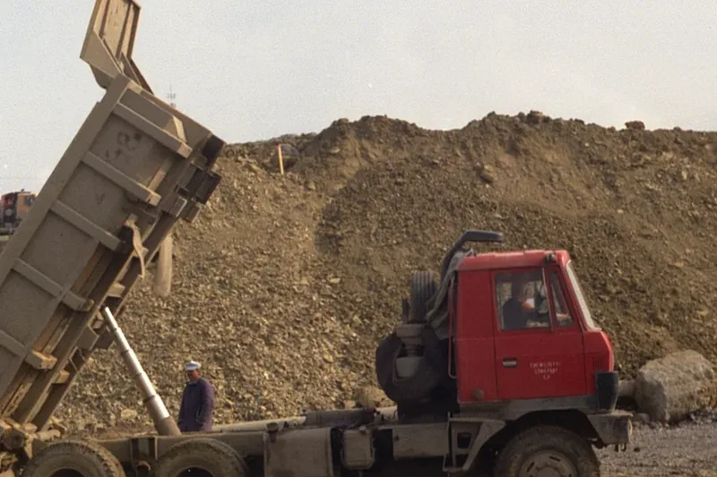 Pengukuran dimensi bak dump truck bermuatan pasir Merapi untuk verifikasi volume kubikasi riil